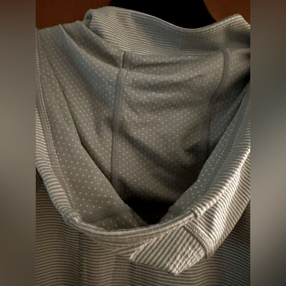 Athleta grey long sleeve workout hoodie, size large. - Picture 3 of 5